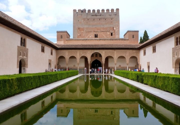 El espectacular conjunto monumental de la Alhambra y el Generalife en la ciudad de Granada