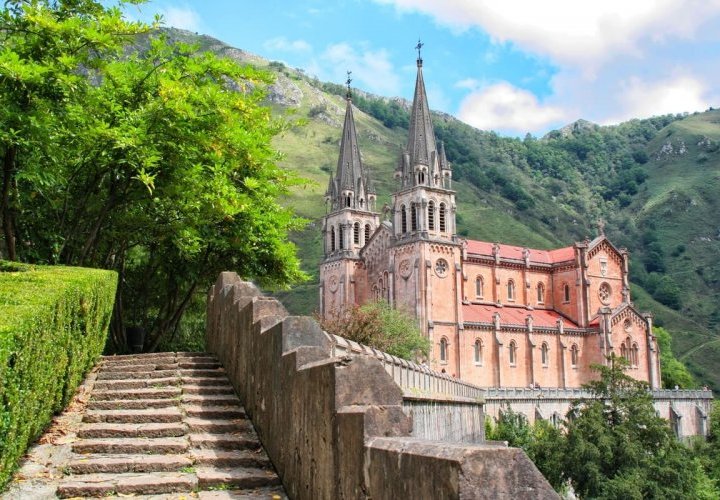 Travel to Santillana del Mar and Covadonga - important places of historical value in Spain