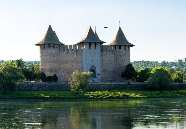 Fortaleza de Soroca - monumento histórico único de la arquitectura de construcciones defensivas de Moldavia medieval 