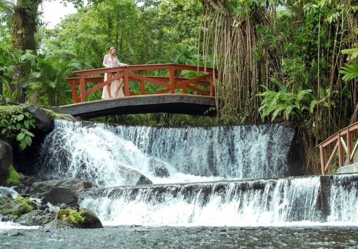 Caminata por el Parque Nacional Volcán Arenal e increíble experiencia de aguas termales
