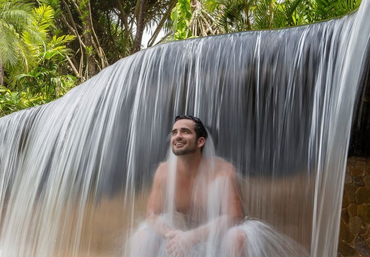 Caminata por el Parque Nacional Volcán Arenal e increíble experiencia de aguas termales