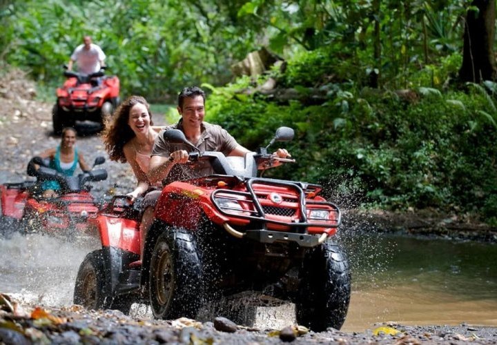 Aventura en cuadriciclo (ATV) entre los senderos del bosque tropical seco