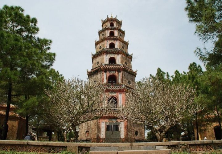 Discovery of the city of Hue, former imperial capital of the Nguyen dynasty