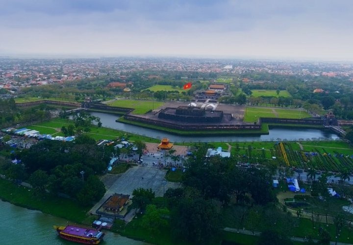 Discovery of the city of Hue, former imperial capital of the Nguyen dynasty