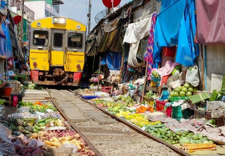 Descubrimiento del mercado ferroviario de Maeklong y del mercado flotante de Damnoen Saduak 