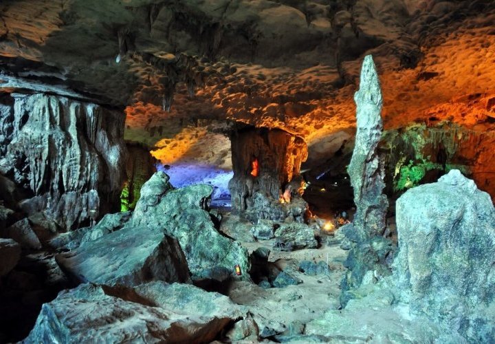 Descubrimiento de la Cueva de Sung Sot (Cueva de las Sorpresas) y clase de cocina vietnamita a bordo
