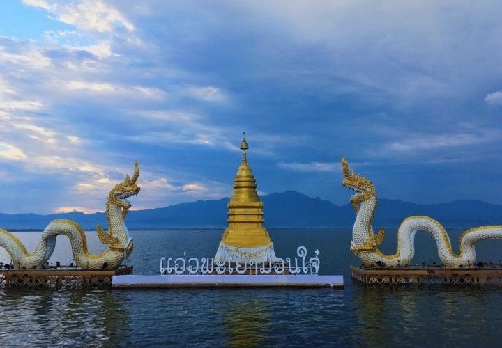 Sukhothai Historical Park, Phayao Lake and the colorful Wat Rong Suea Ten (the Blue Temple)