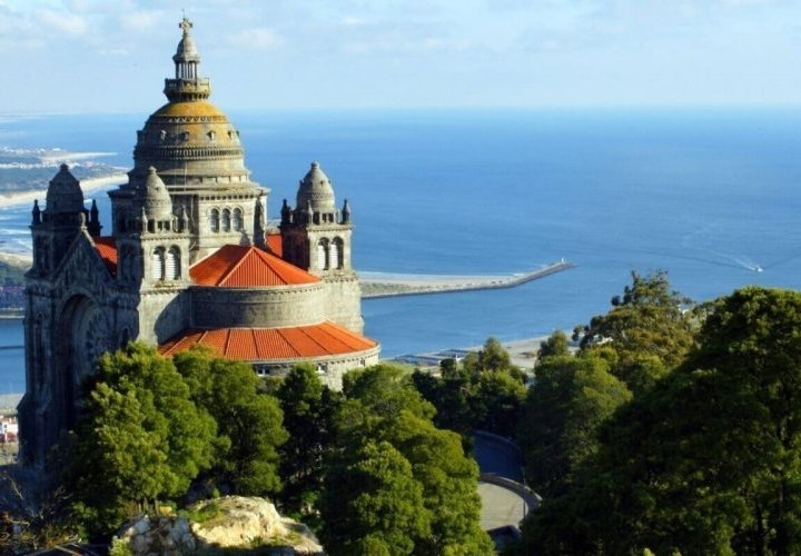 Travel from Galicia to Portugal and visit to Viana do Castelo and Braga cities 