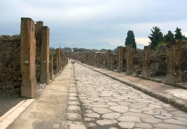 Discovering the heart of the Southern Italy: Naples and Pompeii 