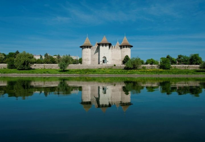 Fortaleza de Soroca - monumento histórico único de la arquitectura de construcciones defensivas de Moldavia medieval