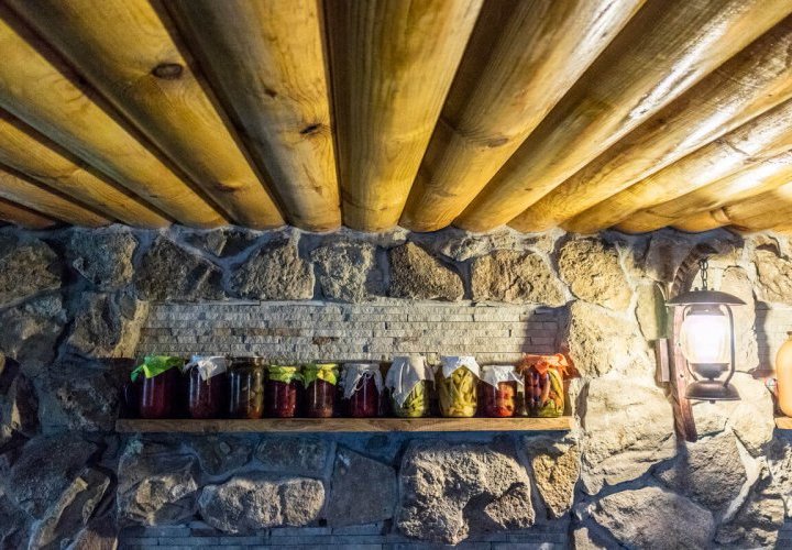 Experiencia vinícola en la bodega Vinaria din Vale y programa folclórico en el pueblo de Valeni 