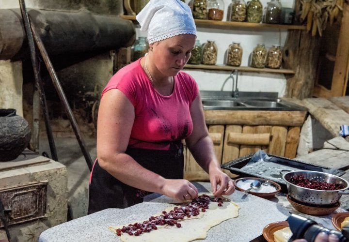 Clase magistral culinaria – Preparación de “Placinte” en el pueblo de Butuceni y experiencia vinícola en la bodega Cricova