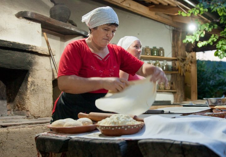 Cours de maître culinaire avec préparation des “placinte” dans le village de Butuceni et expérience viticole à la cave à vin Cricova