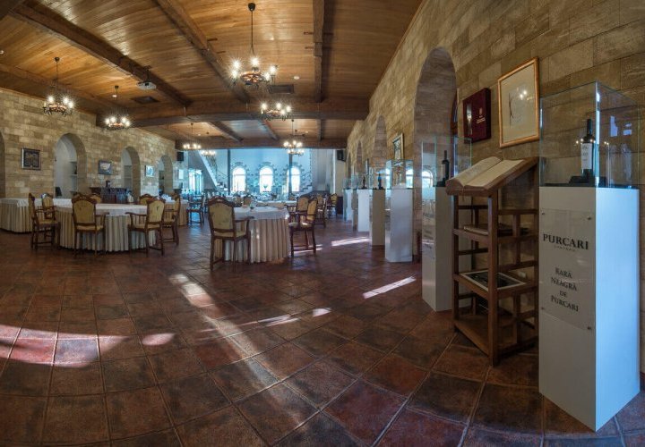 Visite à la cave à vin Château Purcari - connue dans le monde entier pour son vin légendaire “Negru de Purcari”