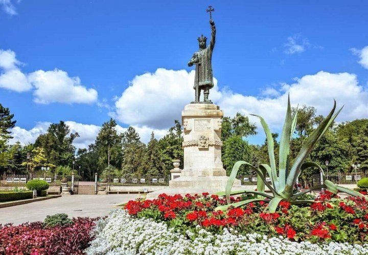 Arrival day and Chisinau city tour