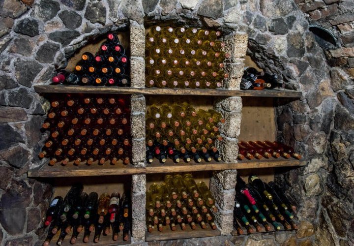 Familiarisation avec les goûts des vins Karagani et de la cuisine gagaouze dans la cave à vin Karagani