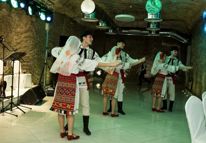 Clase de danza moldava y clase magistral de cocina - preparación de “placinte”
