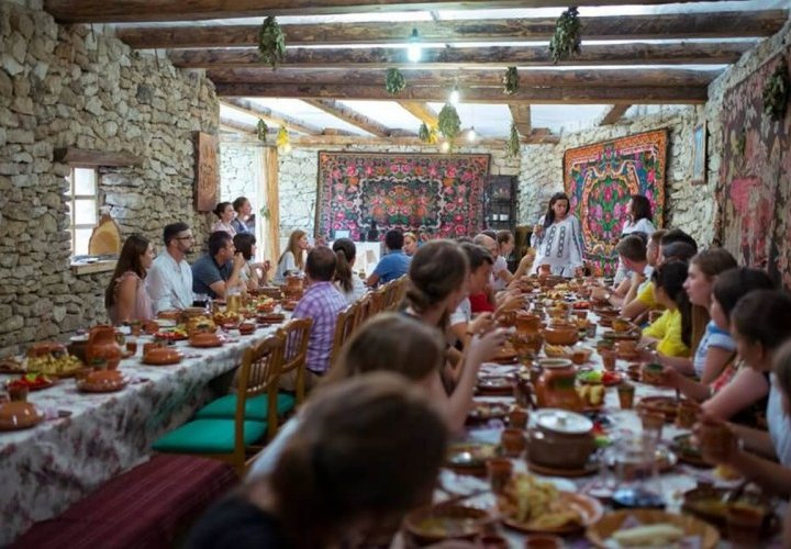 Traditional dinner with live music show at Butuceni guesthouse and sledge ride through Butuceni village