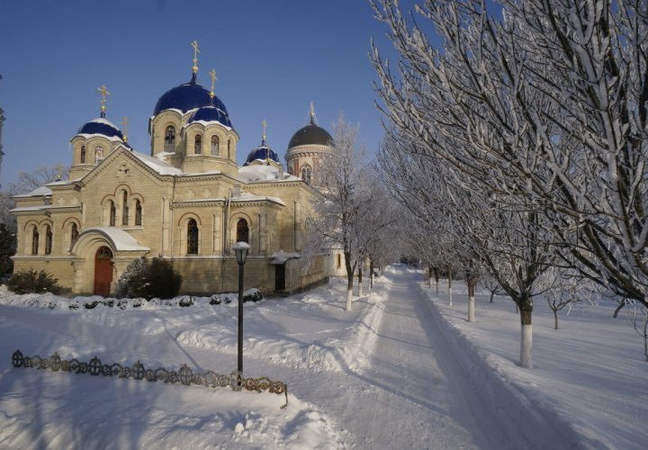 Discovery of Noul Neamt Monastery and Christmas dishes tasting in Tirnauca village