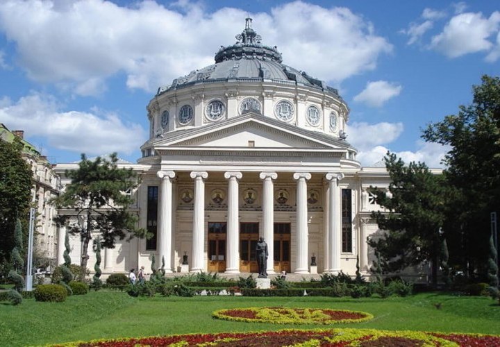 Découvrez la ville de Bucarest et ses attractions telles que l'Arc de Triomphe, l'Athénée Roumain ou le Palais du Parlement