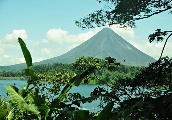 Volcán Arenal - uno de los volcanes más conocidos y visitados de Costa Rica
