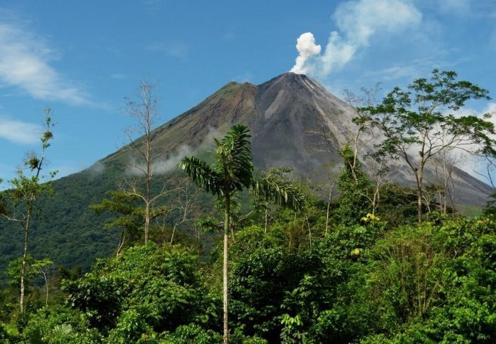 Volcán Arenal - uno de los volcanes más conocidos y visitados de Costa Rica