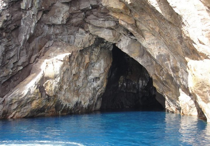Discovery of the Grotta del Cavallo and the Pool of Venus on the island of Vulcano (Friday)