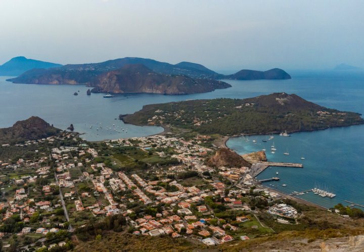 Discovery of the Grotta del Cavallo and the Pool of Venus on the island of Vulcano (Friday)