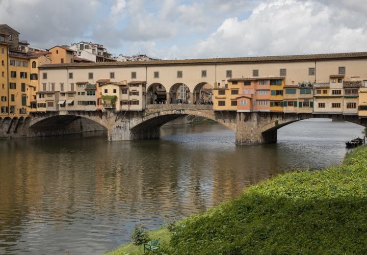 Discovery of the beautiful city of Florence with a romantic dinner in a restaurant overlooking Ponte Vecchio