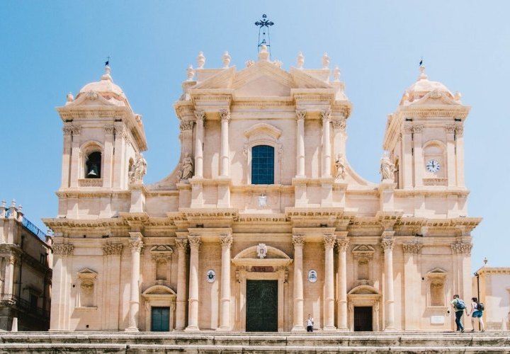 Descubrimiento de la historia antigua en Siracusa y de los mejores edificios del estilo barroco siciliano en Noto