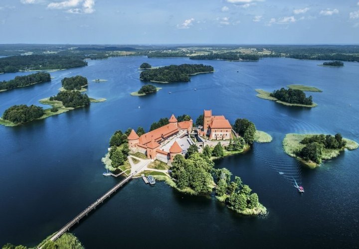 Guided tour of Trakai and discovery of Trakai Castle - a beautiful red brick castle built on an island 