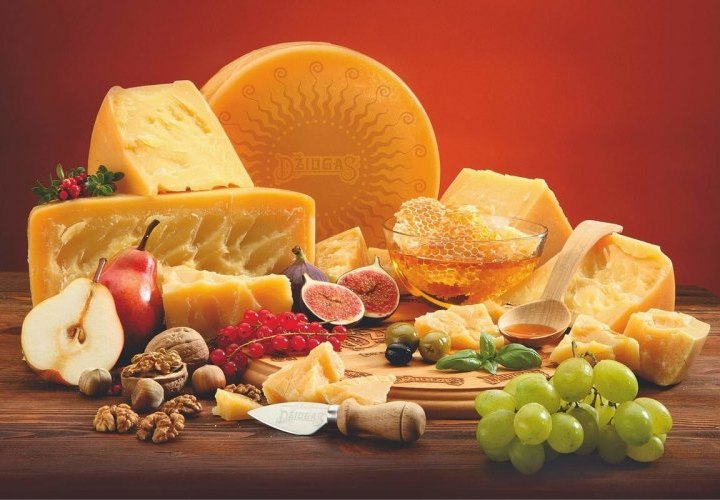Guided tour of Vilnius and cheese tasting with a glass of wine 