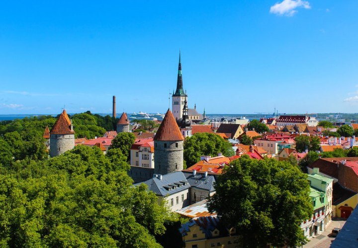 Visita guiada por la ciudad de Tallin y degustación de mazapán con un chupito del licor local Vana Tallinn
