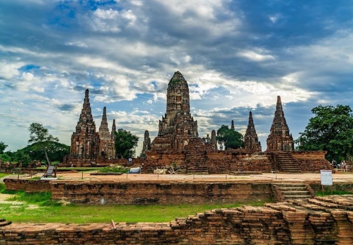 Guided tour of Ayutthaya, the former capital of the Siam Empire