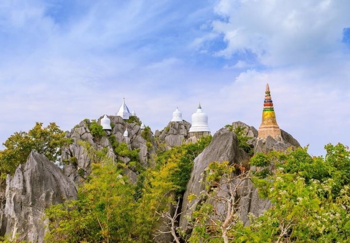Visita al Parque Histórico de Sukhothai y al templo Wat Chaloem Phra Kiat, conocido por sus estupas en picos de montaña