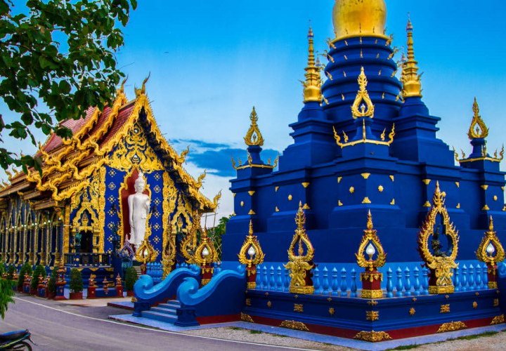 Phayao Lake and Wat Rong Suea Ten (the Blue Temple)