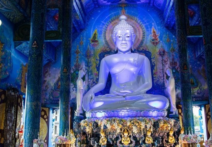 El espectacular Lago de Phayao y el colorido Wat Rong Suea Ten (el Templo Azul)
