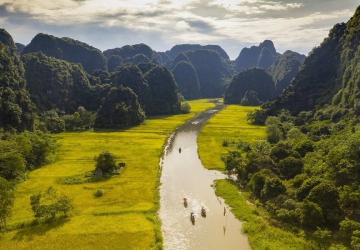 Guided tour in Ninh Binh Province and boat trip on the Ngo Dong River in Tam Coc