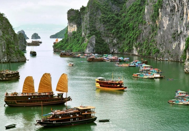 Crucero por la increíble Bahía de Halong, una de las siete maravillas naturales del mundo