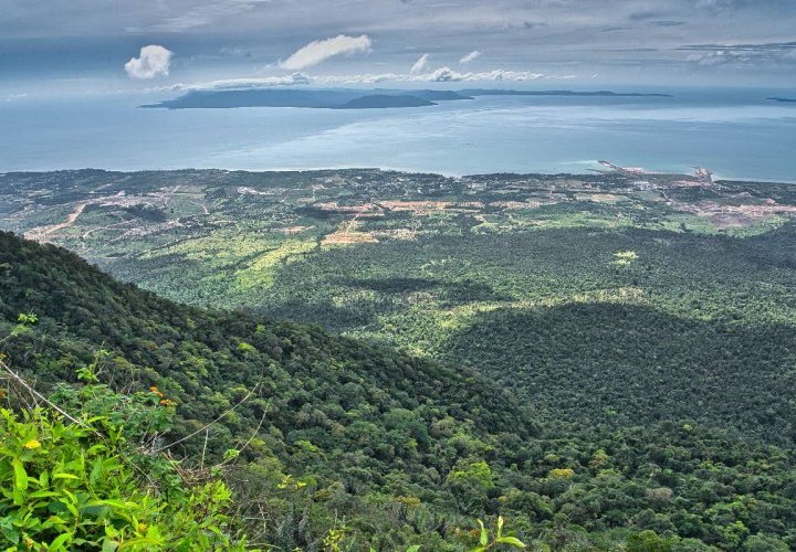 Discovery of the mountainous landscape of pure forests and waterfalls while on Bokor Mountain