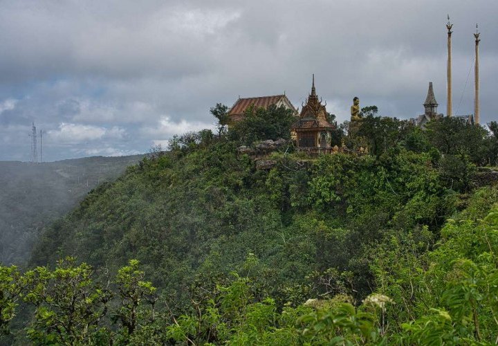 Descubrimiento del paisaje montañoso de bosques puros y cascadas en el monte Bokor