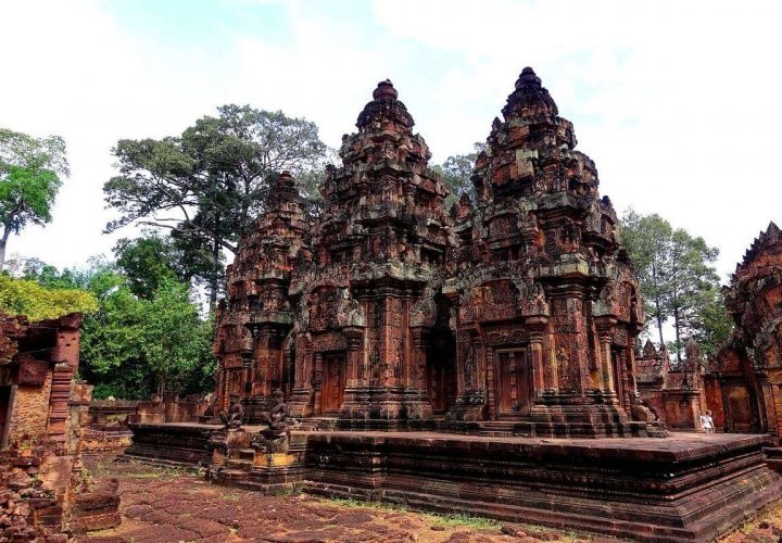 Discovery of the temples of Beng Mealea, Banteay Srei and Banteay Samre 