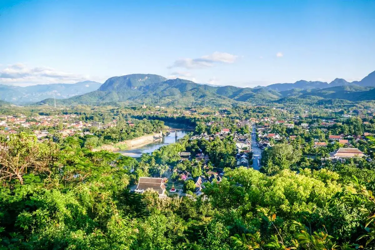 Descubrimiento del de la Catarata de Kuang Si y del pueblo de Ban Phanom