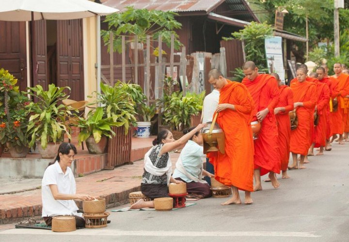 Descubrimiento de Ceremonia de entrega de limosnas en Luang Prabang y partida