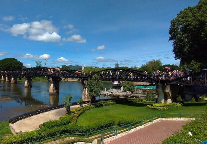 Descubrimiento del mercado flotante de Damnoen Saduak y recorrido en tren por el puente sobre el río Kwai