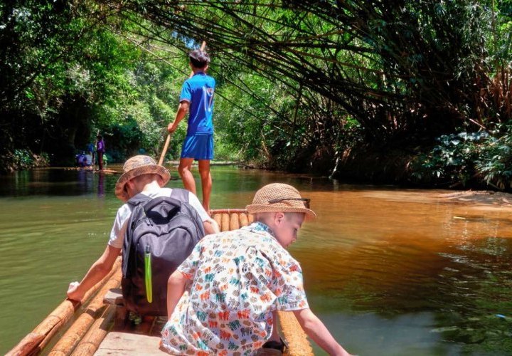 Trekking matutino y rafting en la tradicional balsa de bambú a través del río Taeng