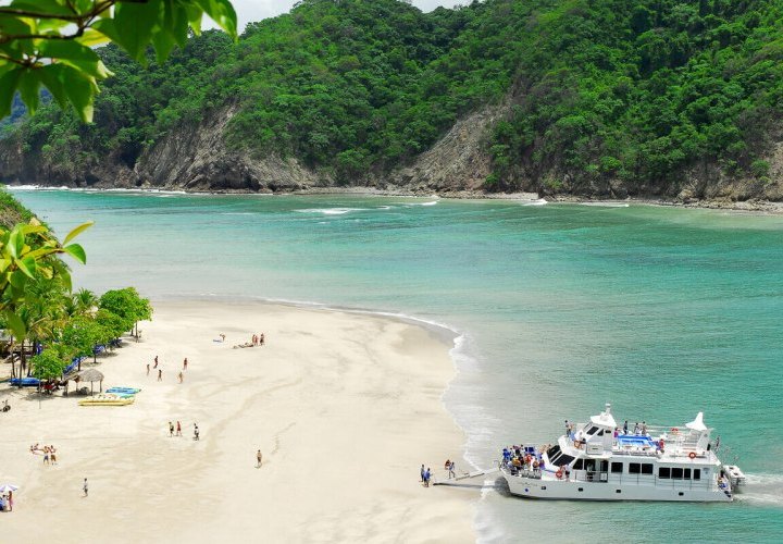 Cruise to Tortuga Island in Costa Rica
