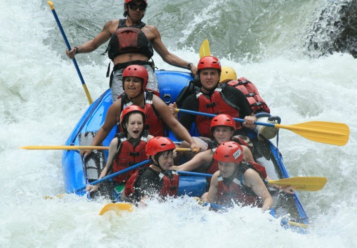 Rafting en las aguas bravas del río Reventazón