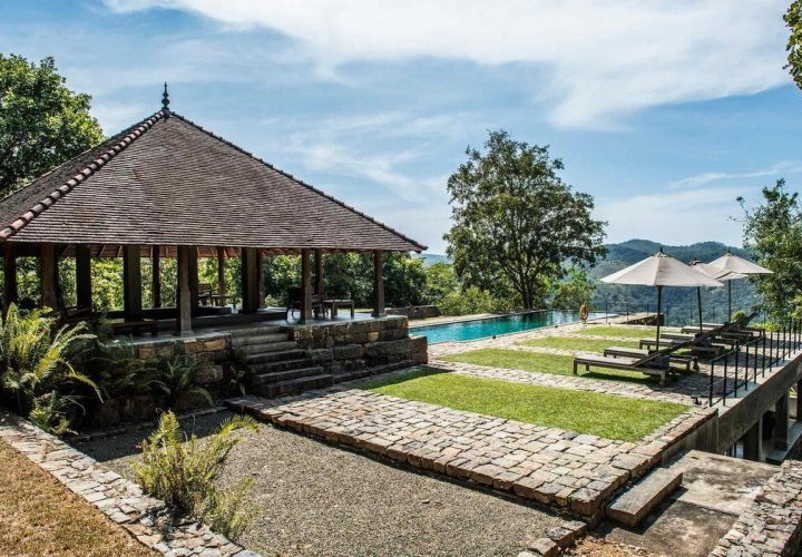 Día libre para relajarse en la increíble piscina del hotel con una vista impresionante de las colinas y los arrozales