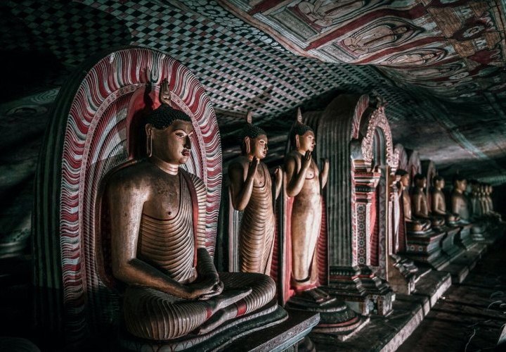 Visita al Templo de Oro de Dambulla, famoso por los cinco santuarios rupestres construidos en la base de una roca alta